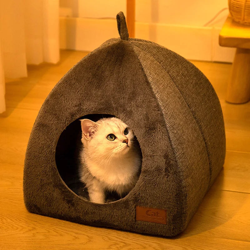 Keep your furry friend warm and cozy in this ultra-soft cat bed.