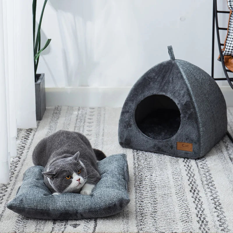 Keep your furry friend warm and cozy in this ultra-soft cat bed.