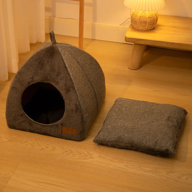 Keep your furry friend warm and cozy in this ultra-soft cat bed.