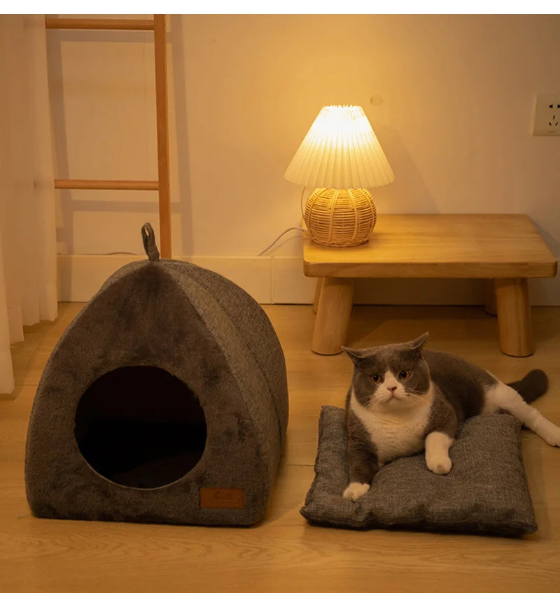 Keep your furry friend warm and cozy in this ultra-soft cat bed.