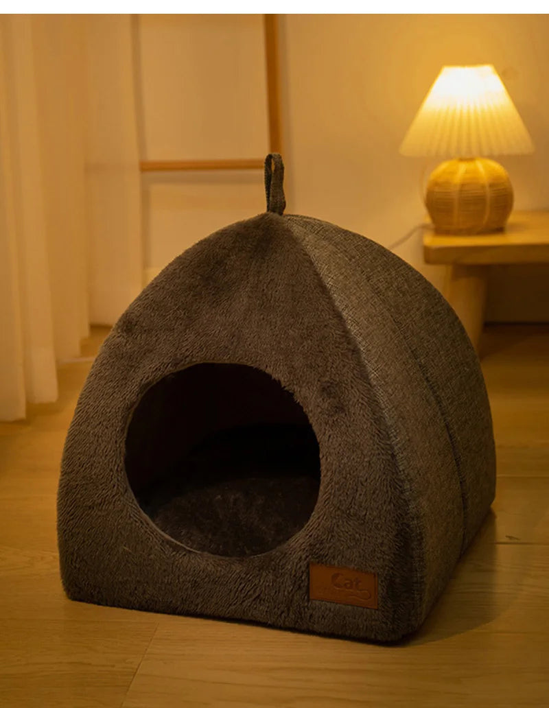 Keep your furry friend warm and cozy in this ultra-soft cat bed.