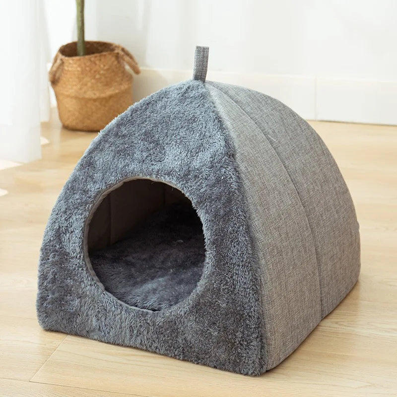 Keep your furry friend warm and cozy in this ultra-soft cat bed.