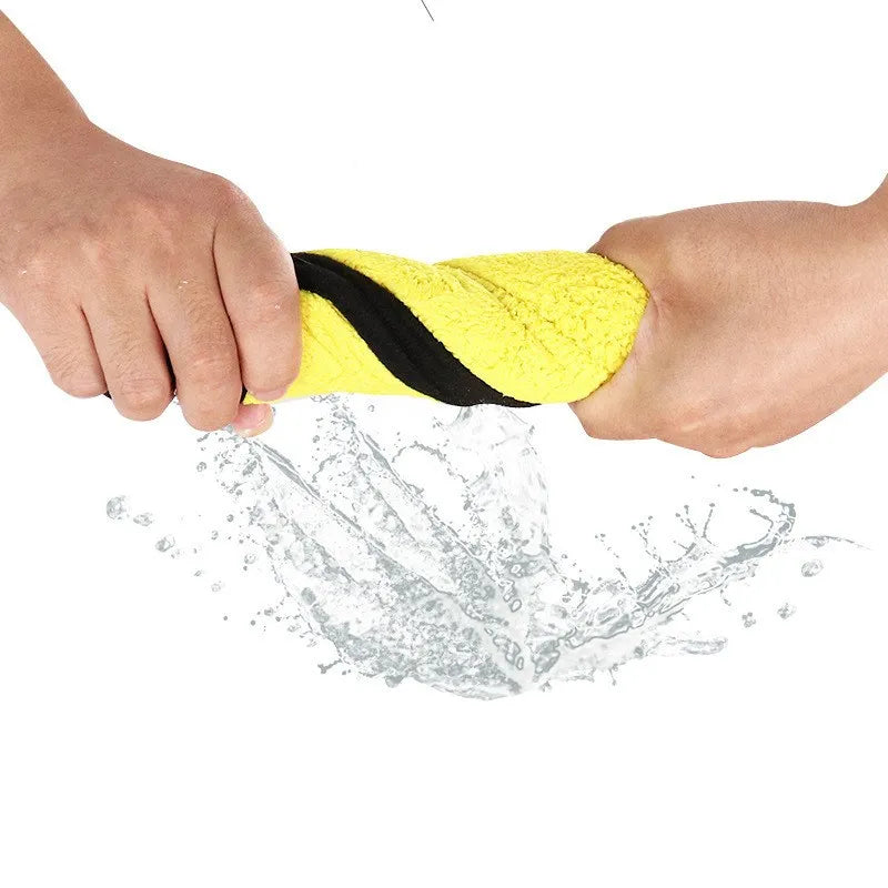 Dry your pet quickly with this ultra-absorbent fiber towel.