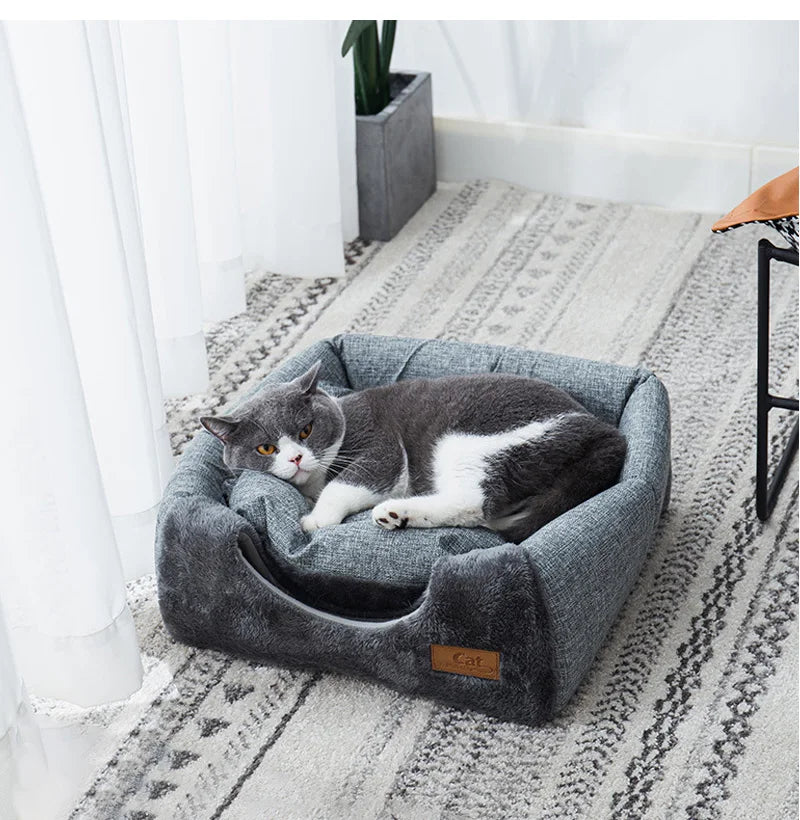 Keep your furry friend warm and cozy in this ultra-soft cat bed.