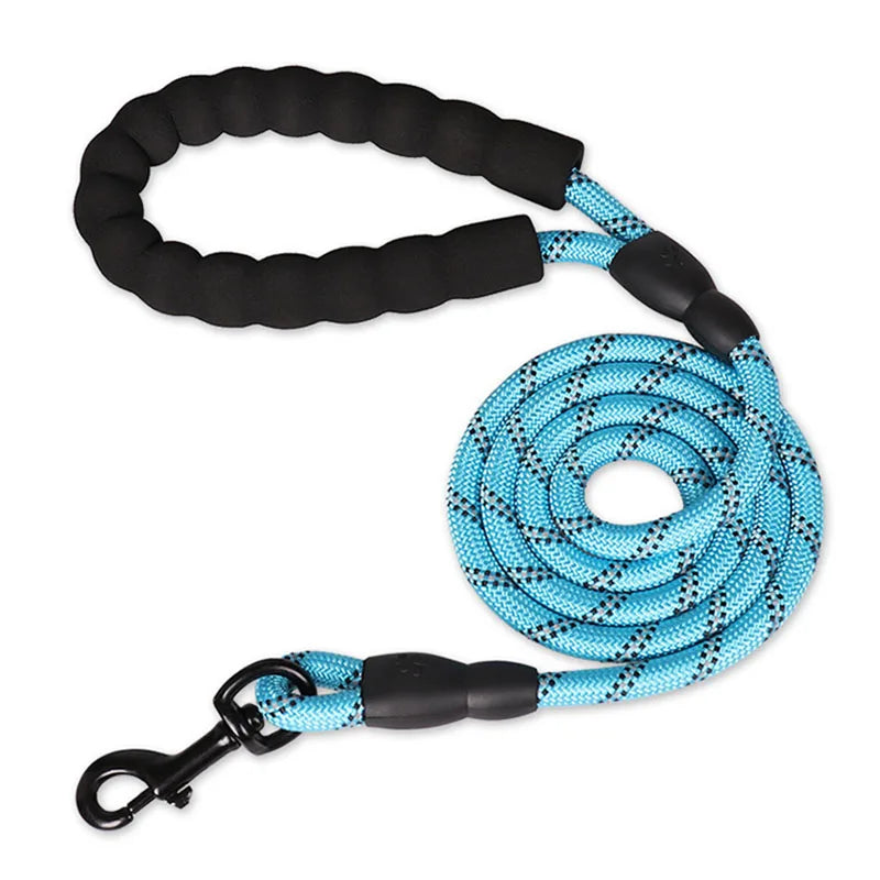 A durable nylon long lead, ideal for training, recall exercises, and outdoor adventures with your dog.