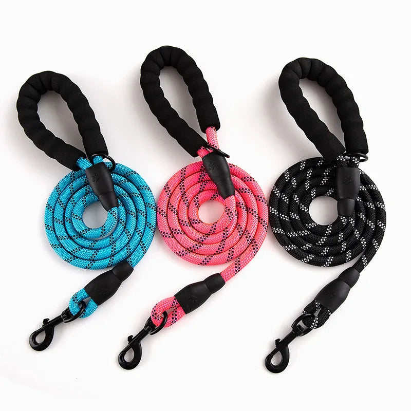 A durable nylon long lead, ideal for training, recall exercises, and outdoor adventures with your dog.