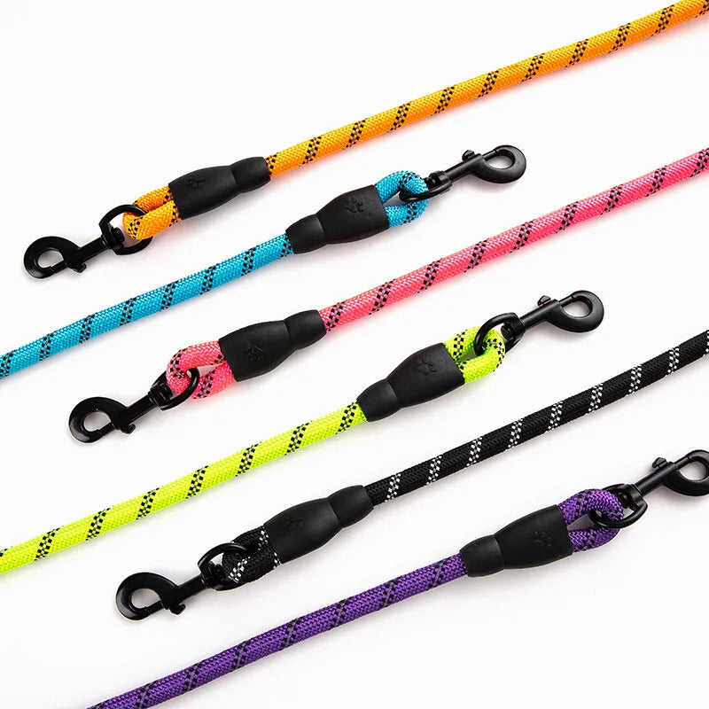 A durable nylon long lead, ideal for training, recall exercises, and outdoor adventures with your dog.