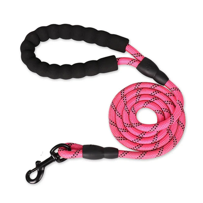 A durable nylon long lead, ideal for training, recall exercises, and outdoor adventures with your dog.